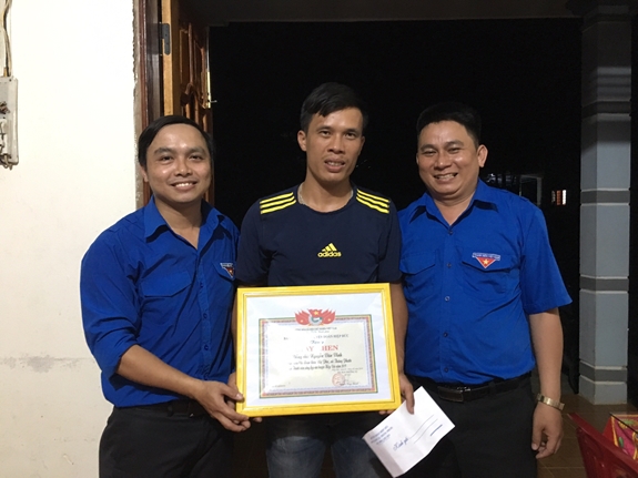 Khen tặng hai thanh niên dũng cảm cứu người đuối nước